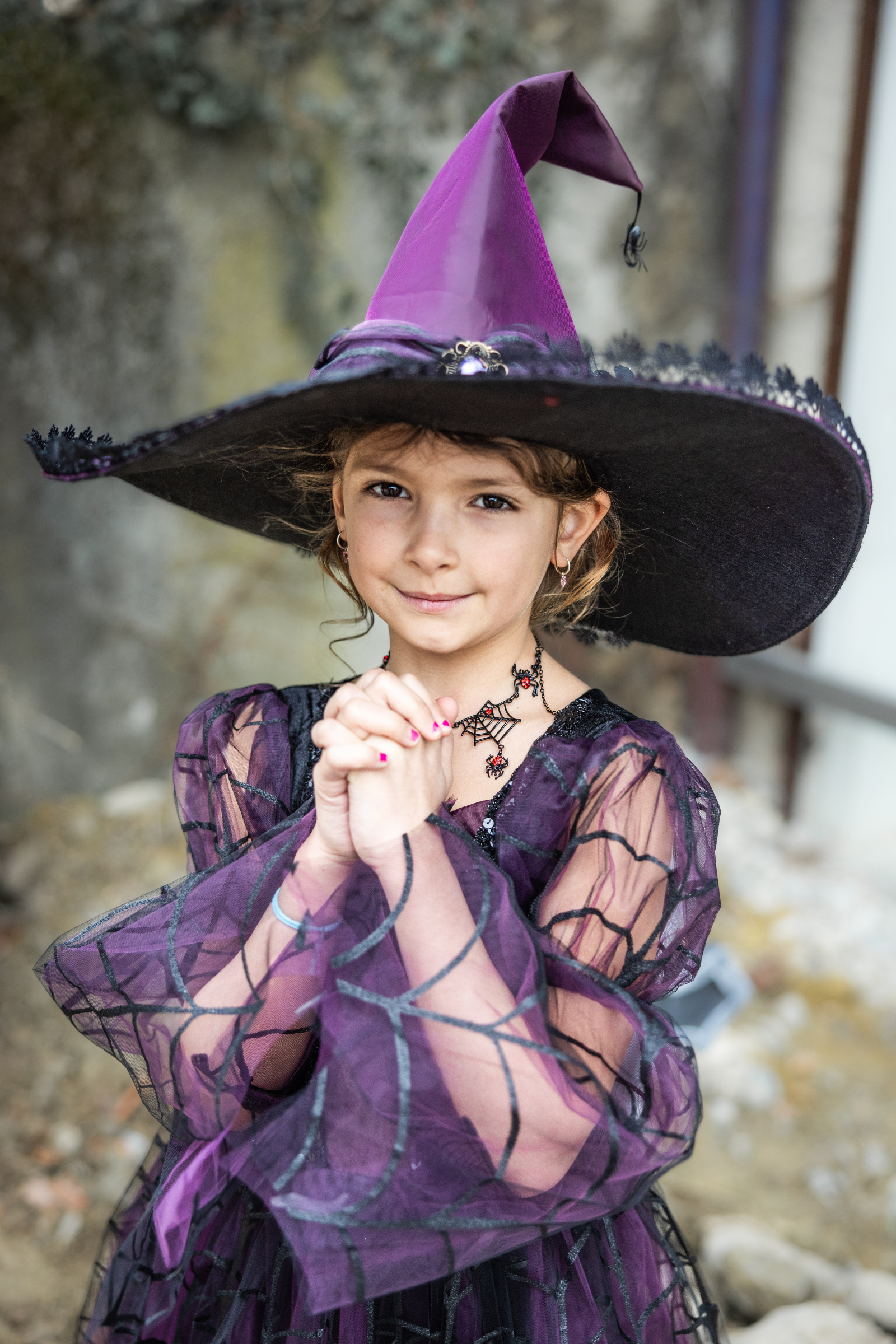 Chapeau de sorcière violet avec araignée