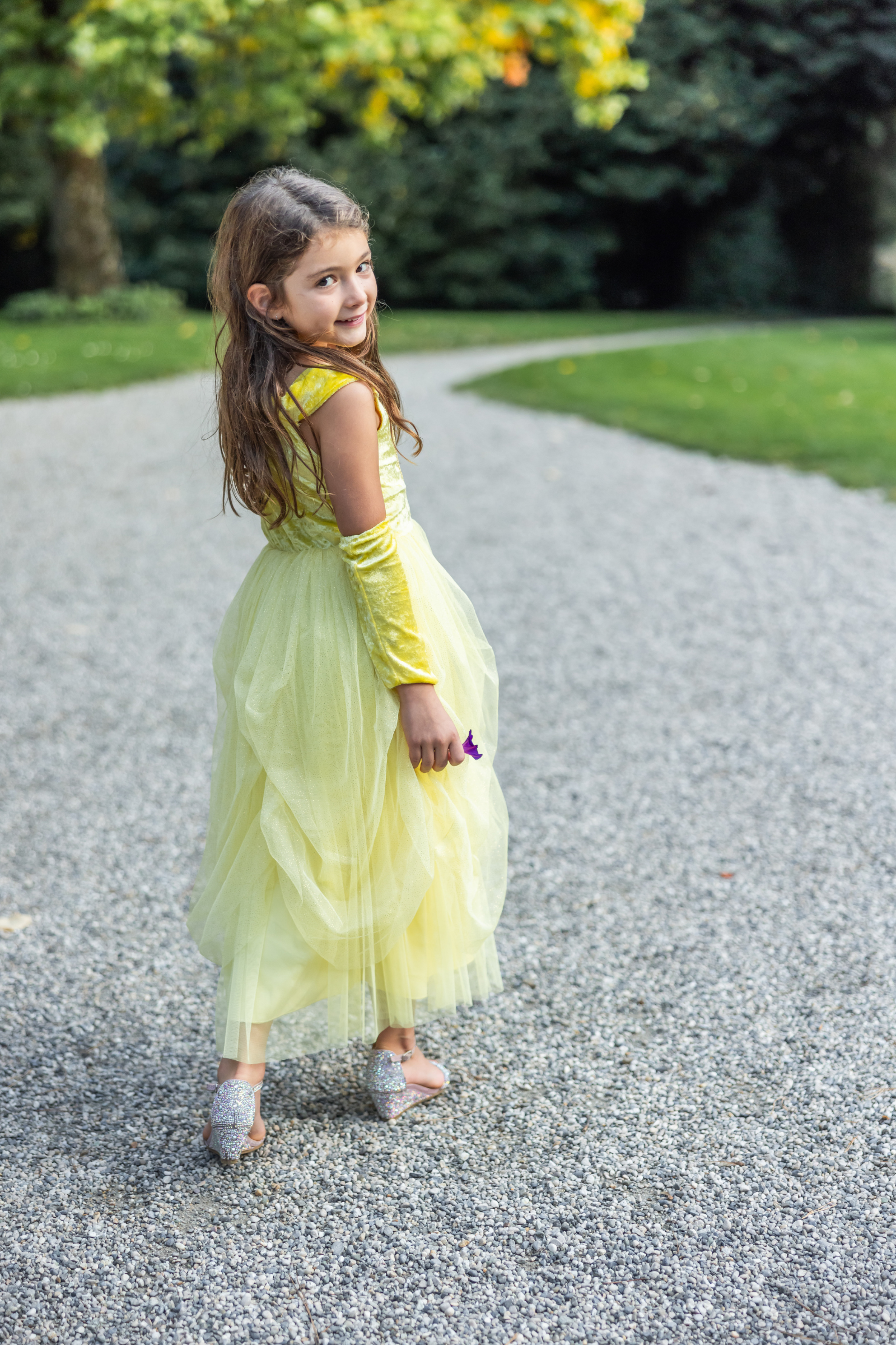 Robe de princesse jaune veloutée et douce avec mitaines