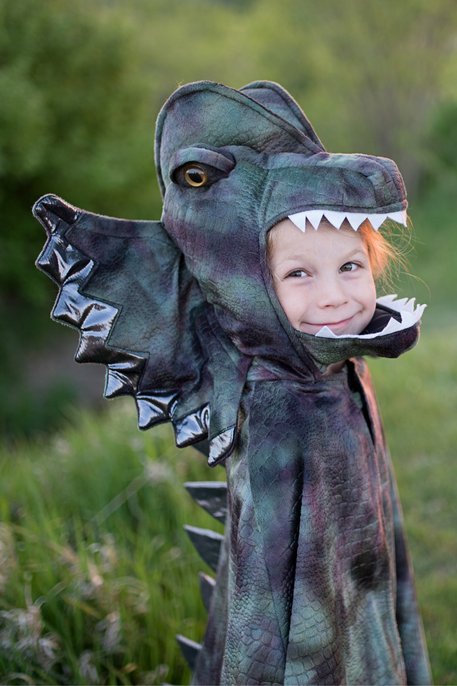 Grandasaurus Dilophosaurus Cape with Claws